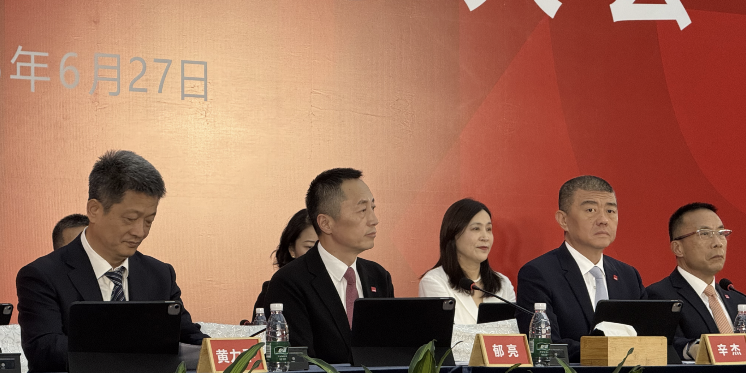 万科董事长辛杰辞职,年薪为零,原定退休计划提前,多次代表深铁集团力挺万科决策变动!