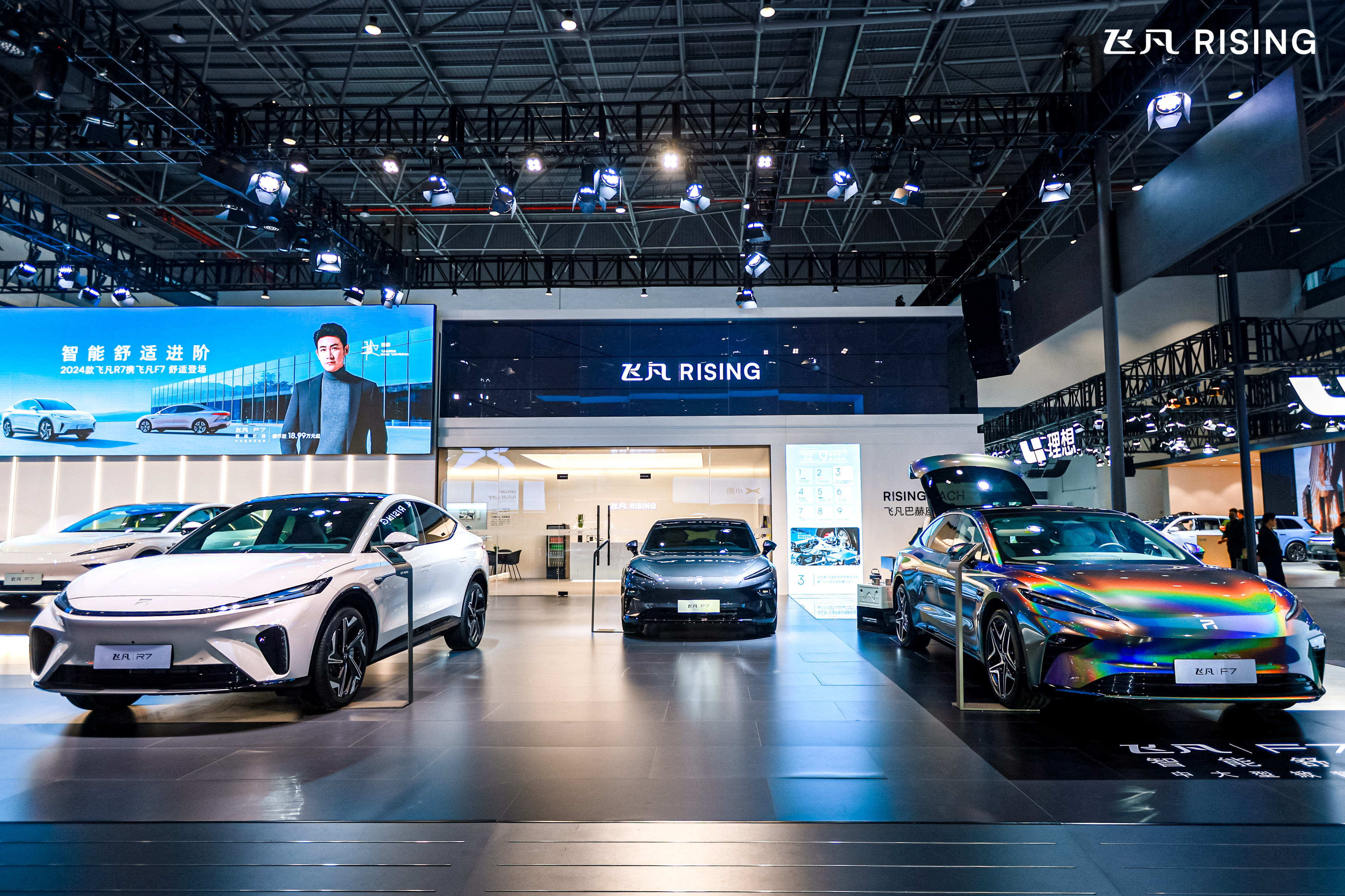 飞凡汽车行驶中断电马路中间趴窝车主质疑车辆安全性