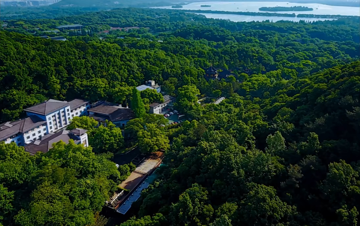 连锁酒店房价飙升破千元,打工人出游入住疗养院热潮来袭,北京宾馆预订需提前一个月安排!