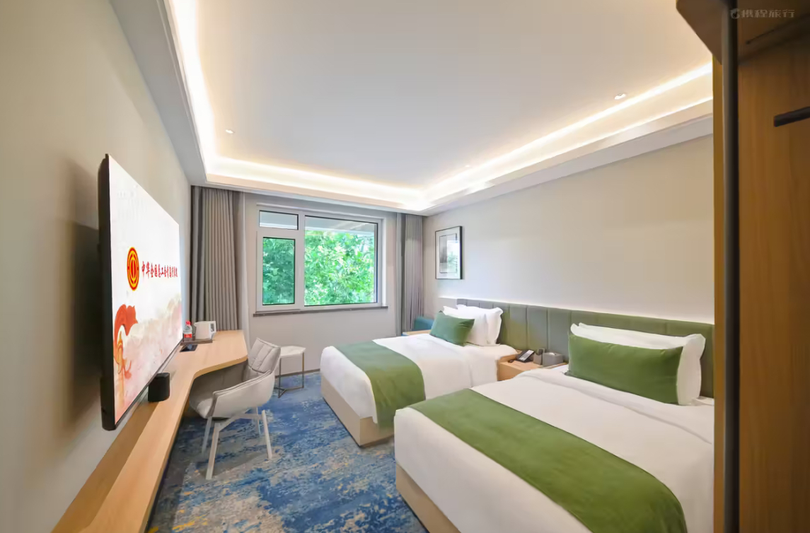 连锁酒店房价飙升破千元,打工人出游入住疗养院热潮来袭,北京宾馆预订需提前一个月安排!