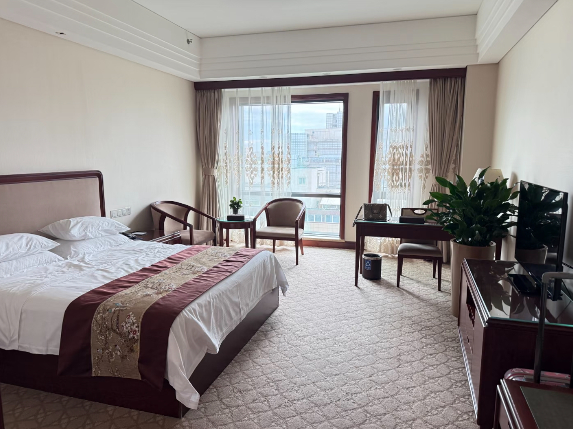 连锁酒店房价飙升破千元,打工人出游入住疗养院热潮来袭,北京宾馆预订需提前一个月安排!