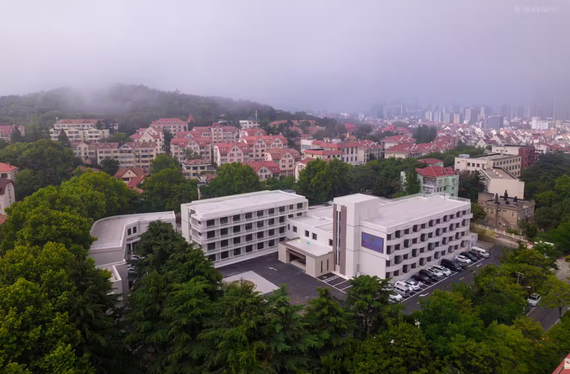 连锁酒店房价飙升破千元,打工人出游入住疗养院热潮来袭,北京宾馆预订需提前一个月安排!